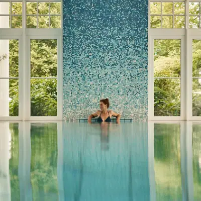 Eine Frau schwimmt in einem Pool.