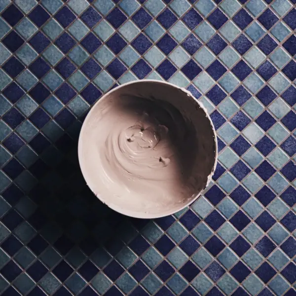 Schale aus Ton auf einer Fliesenoberfläche.