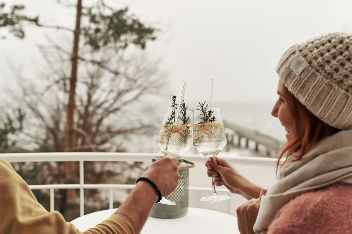Ein Mann und eine Frau halten Weingläser.