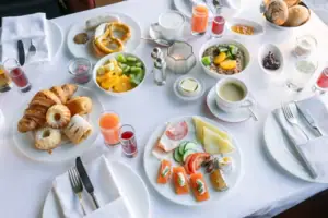 Frühstück Ein Tisch mit verschiedenen Speisen und Geschirr.