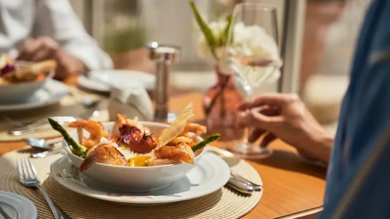 Eine Schüssel mit Garnelen auf einem Teller.