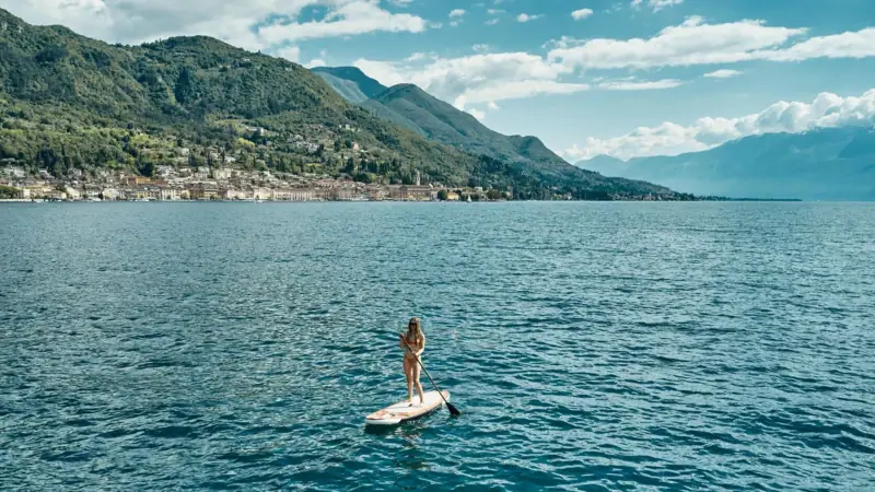 Eine Frau auf einem Paddleboard im Wasser.