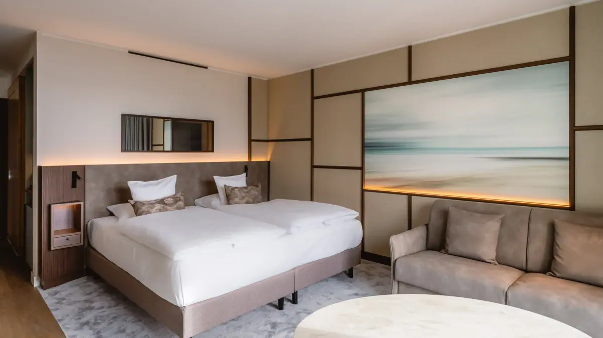 Doppelzimmer im A-ROSA Sylt Ein Zimmer mit einem Bett und einem Stuhl.