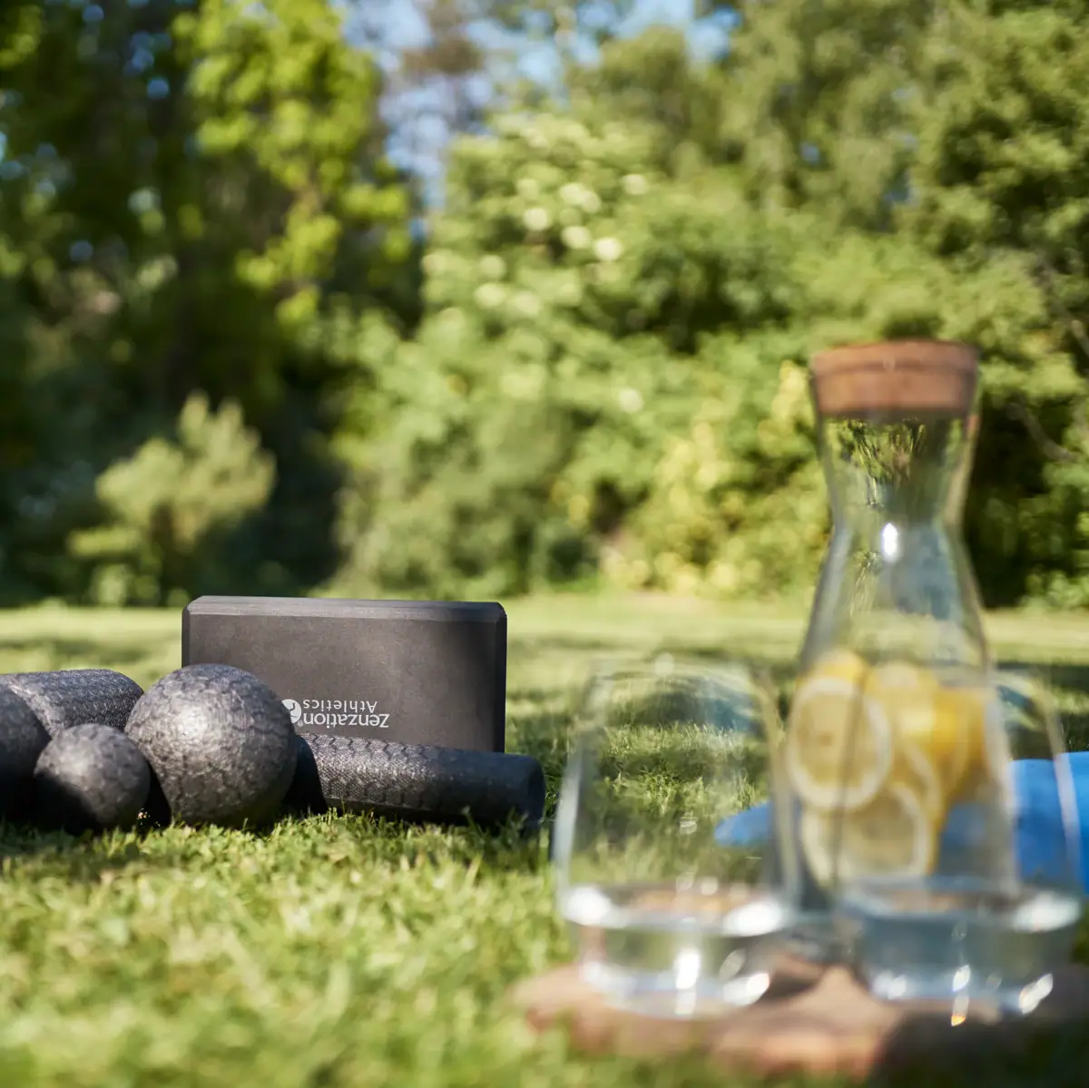 Eine Gruppe von Yogamatten auf Gras.