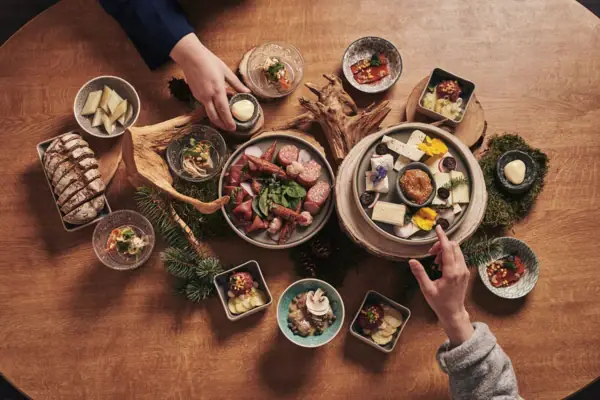 Gerichte auf einem Tisch Eine Gruppe von Menschen isst gemeinsam an einem Tisch.