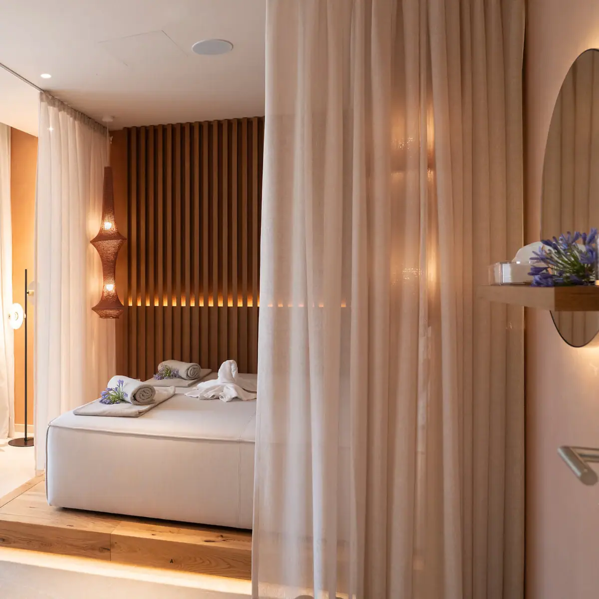 Ein Bett mit weißen Laken und Handtüchern darauf.