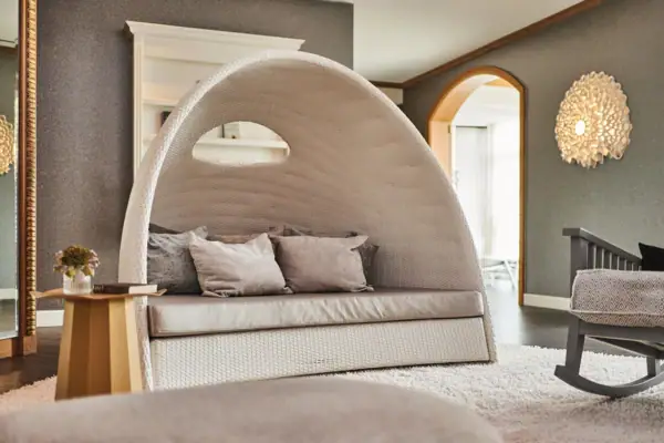 Spa Kurhaus Binz Ein Sofa mit Kissen in einem Spa Bereich.