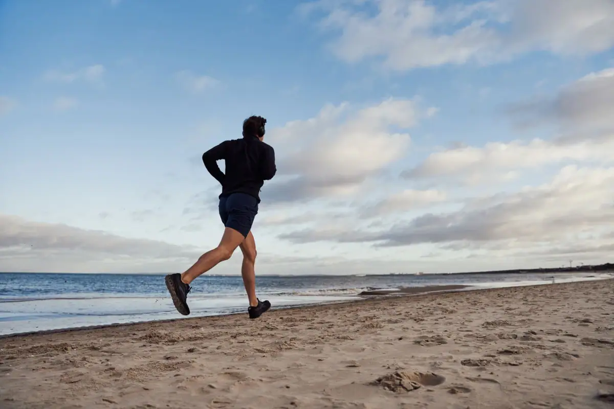 Ein Mann läuft am Strand.