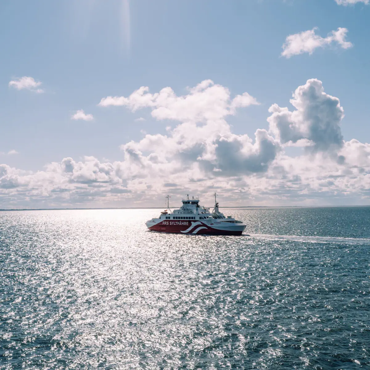 Syltfähre Ein Boot auf dem Wasser unter einem bewölkten Himmel.