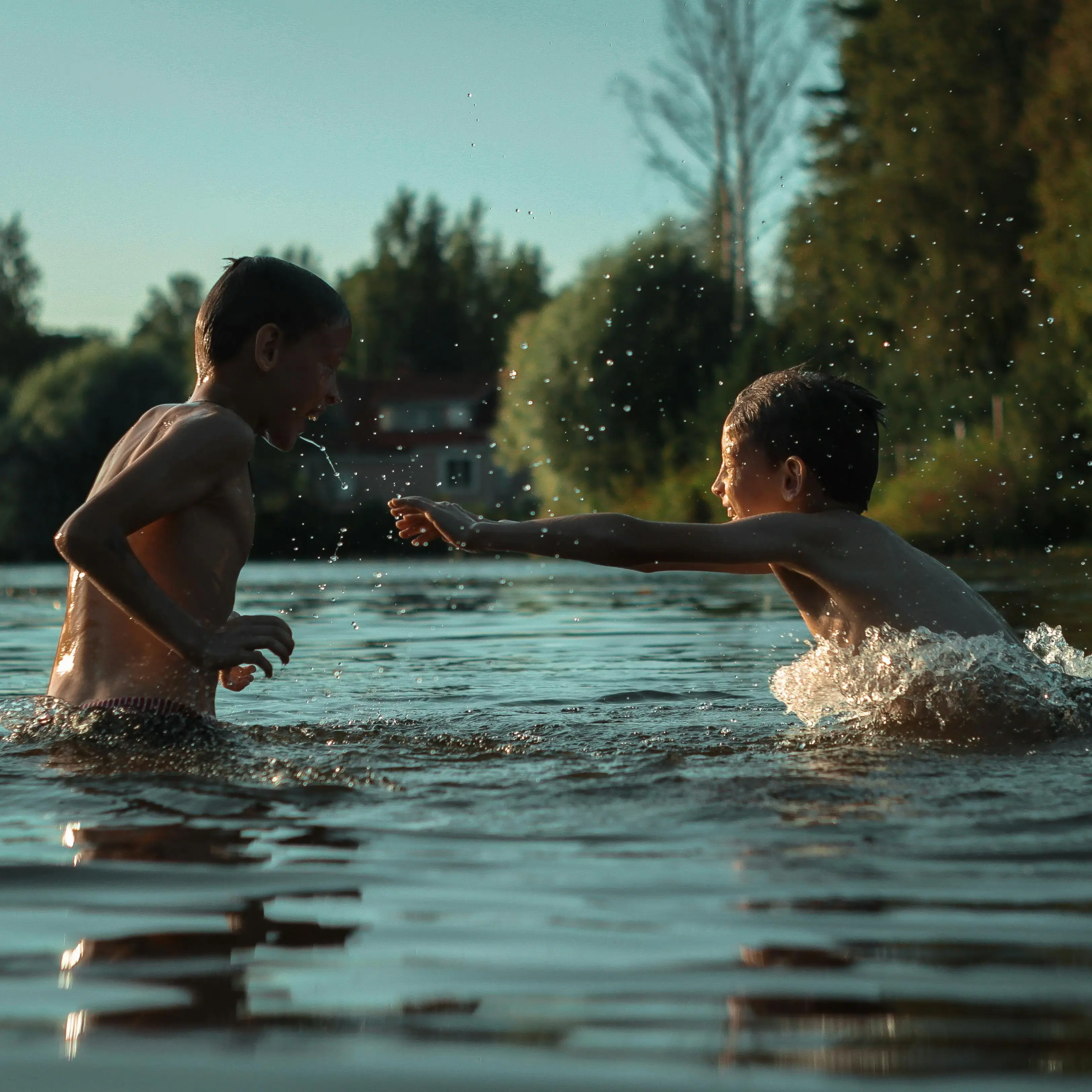 Abenterupark Rimbalzello Zwei Jungen spielen im Wasser.