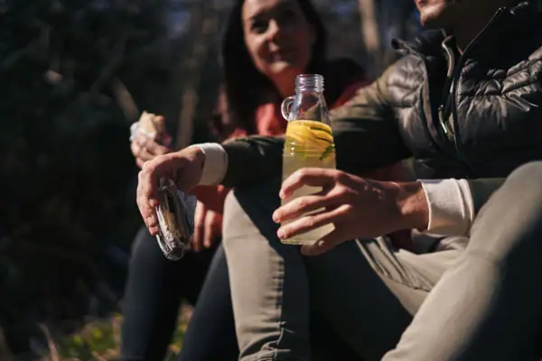 Ein Mann und eine Frau sitzen auf einer Bank im Freien.
