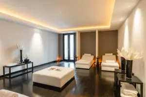 Zimmer Ein Zimmer mit weißen Möbeln und einem schwarzen Tisch.