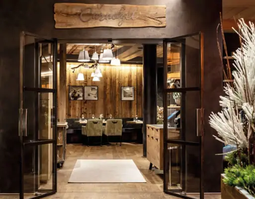 Ein Raum mit Holzwand und Tür.