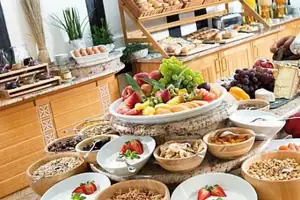 Frühstücksbuffet Ein Buffet-Tisch voller Speisen.