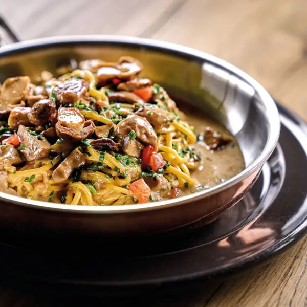 Eine Schüssel mit Essen auf einem Teller.