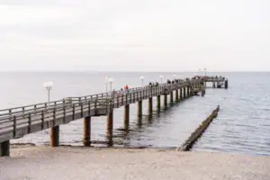Strand Eine Gruppe von Menschen auf einem Pier im Freien.