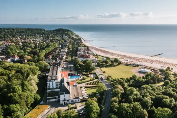 A-ROSA Travemünde Luftaufnahme vom A-ROSA Travemünde mit dem Strand, der Ostsee und Bäumen.