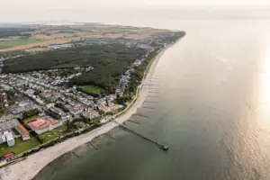 Kühlungsborn Strand mit Gebäuden und Bäumen aus der Vogelperspektive.