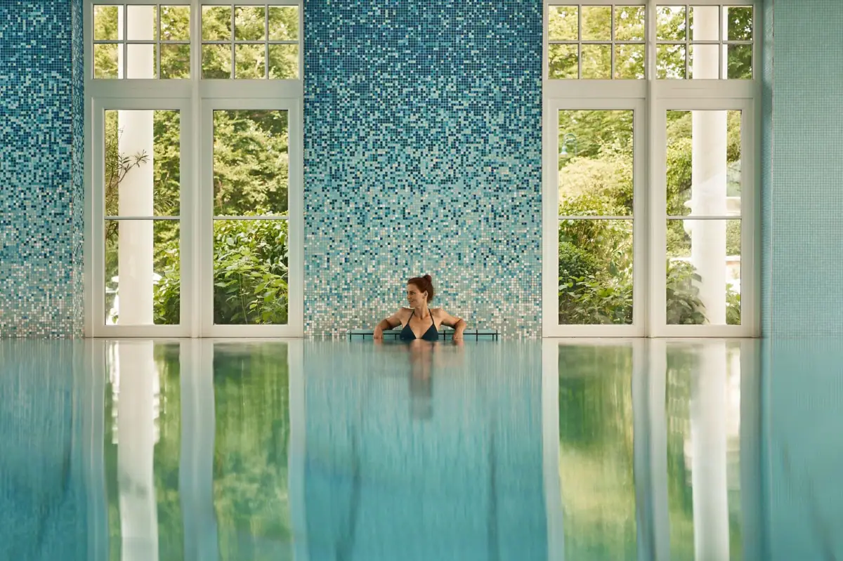 Eine Frau in einem Schwimmbecken.