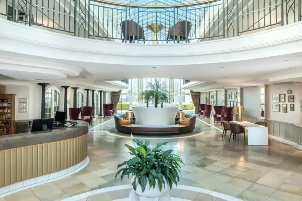 Rezeption Großer Raum mit einem runden Tisch und Stühlen.