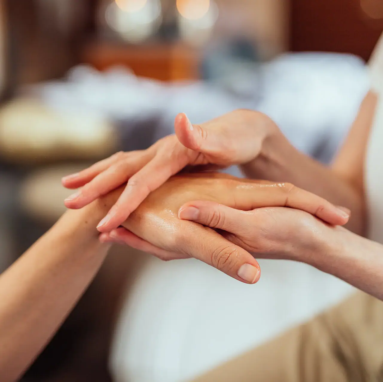 Eine Person hält die Hand einer anderen Person.