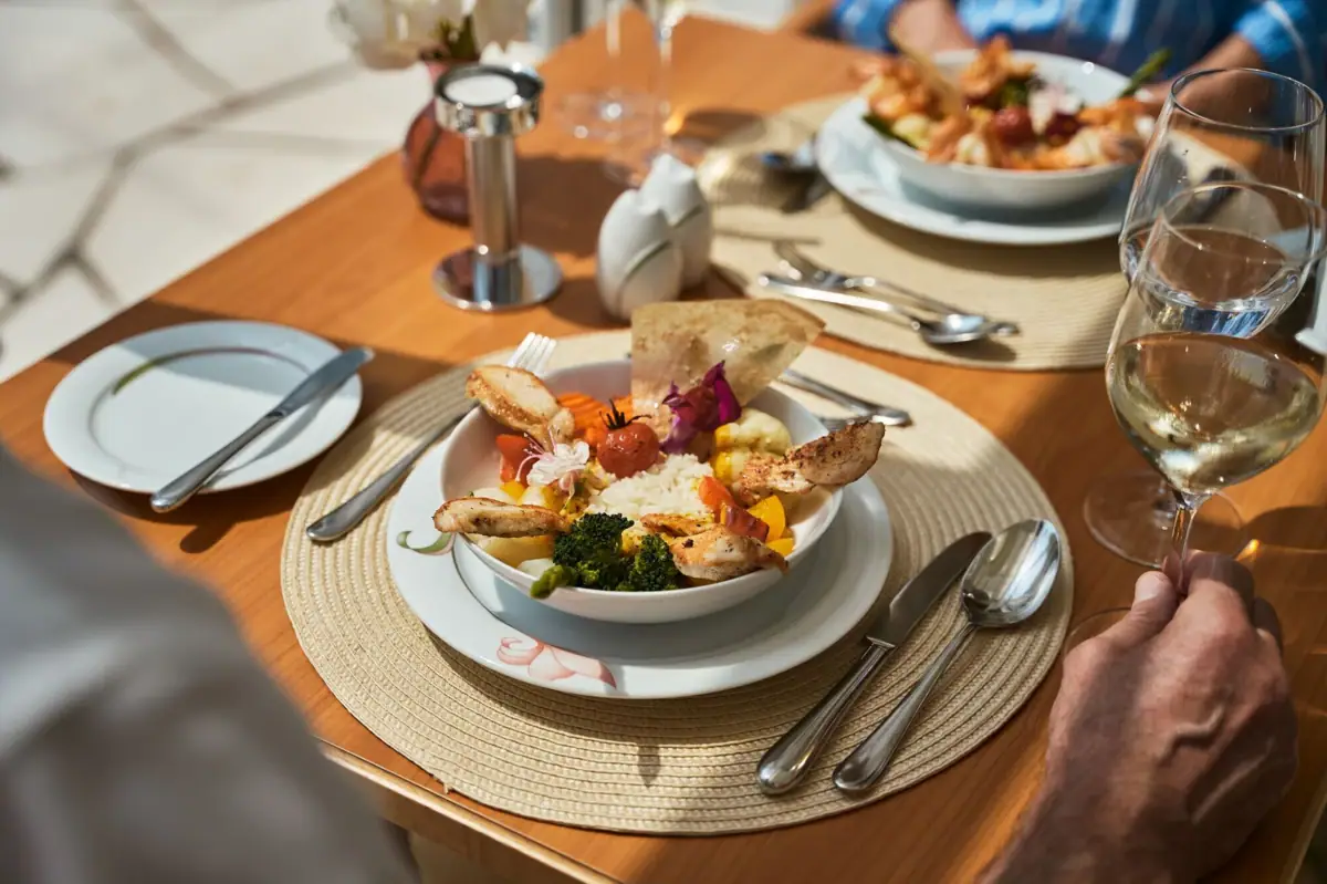 Ein Teller mit Essen auf einem Tisch.