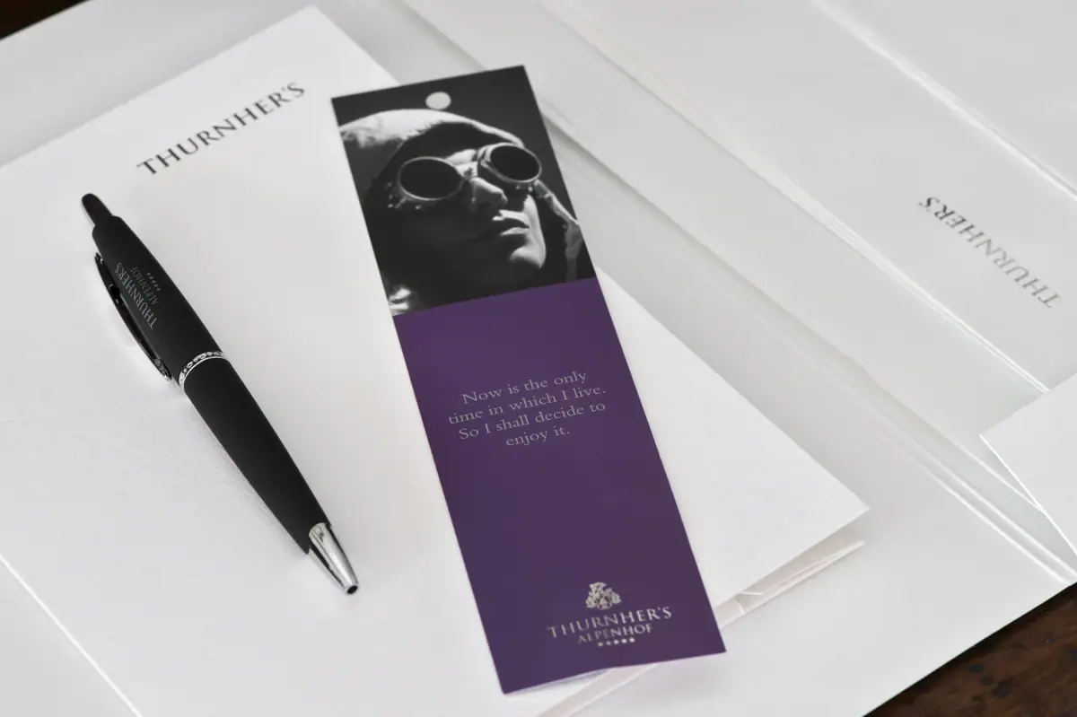 Ein Kugelschreiber und ein lila Lesezeichen.