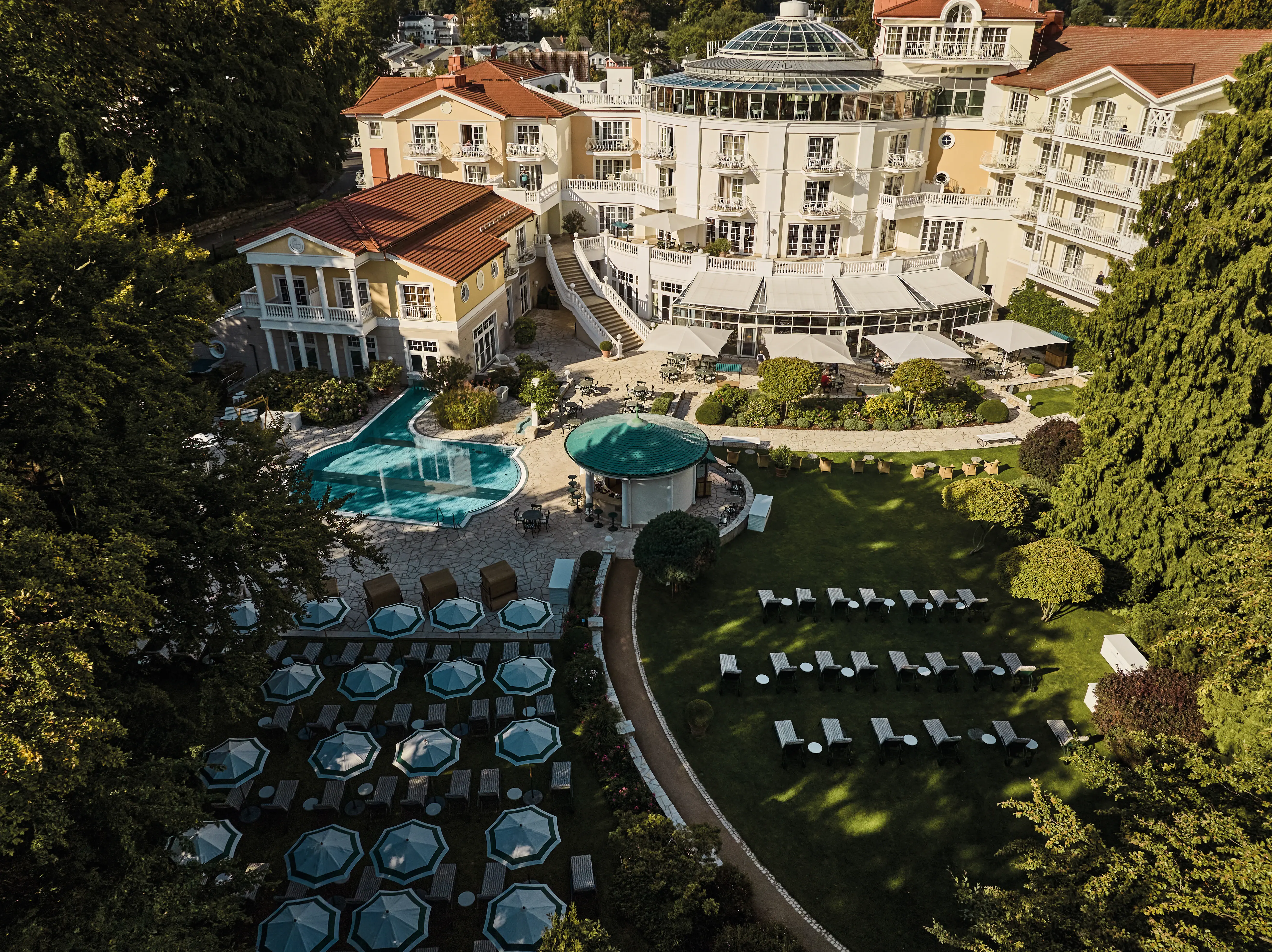 A-ROSA Heringsdorf Luftaufnahme eines Gebäudes mit zwei Pools