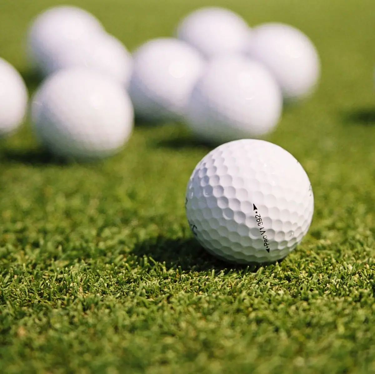 Golf Gardasee Golfball auf dem Gras