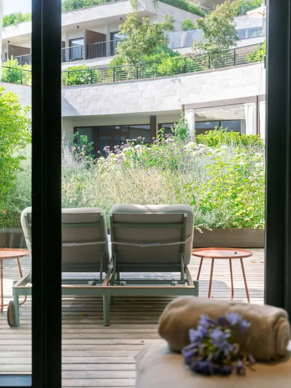 Eine Terrasse mit Stühlen und einem Tisch.