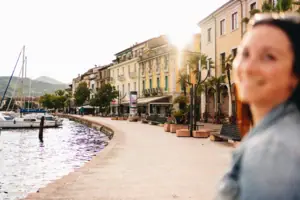 Gardasee Eine Frau blickt auf ein Gewässer.