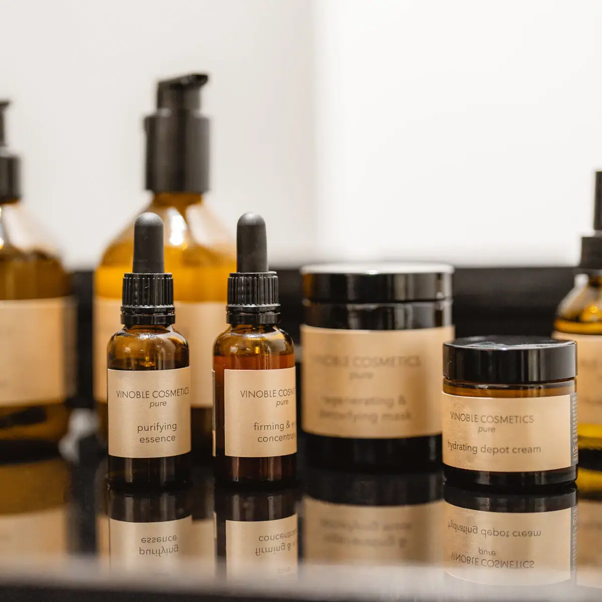 Pflegeprodukte von VINOBLE COSMETICS Eine Gruppe von Kosmetikflaschen