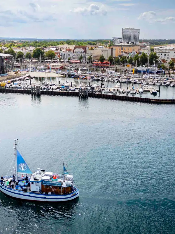 Ein Boot auf dem Wasser.