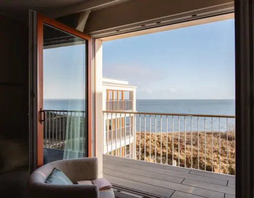 Doppelzimmer Deluxe Meerblick Ein Zimmer mit Balkon und Blick auf den Ozean.