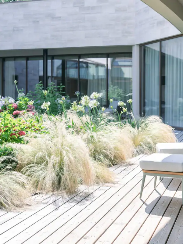 Terrasse mit Stühlen und Blumen