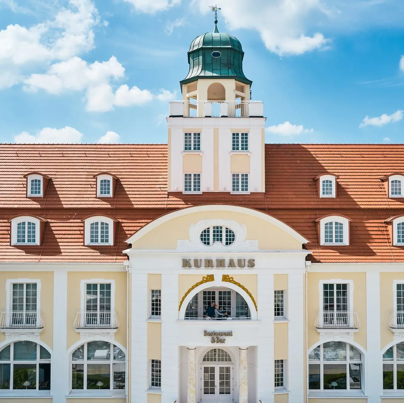 Ein Gebäude mit einem Glockenturm.