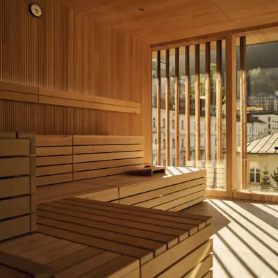 Wellness im Salzburger Land Eine Sauna, in Holz gehalten mit Aussicht auf Häuser und Umgebung