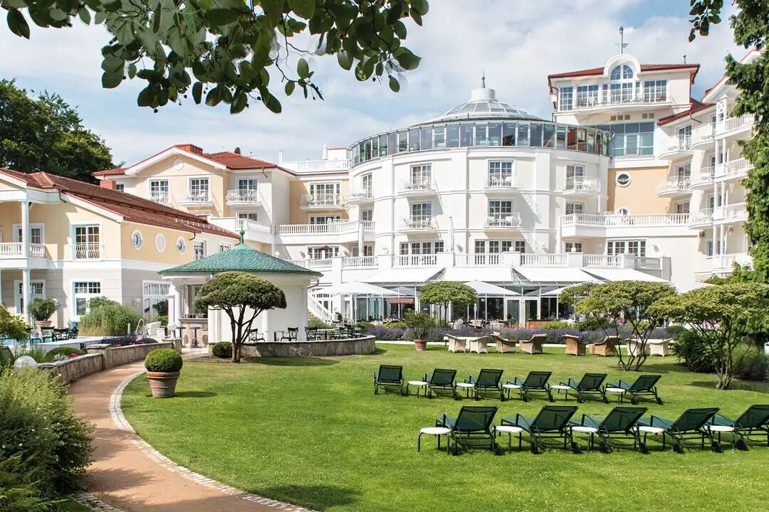 Liegestuhl im Garten mit Bäumen und Himmel im Hintergrund