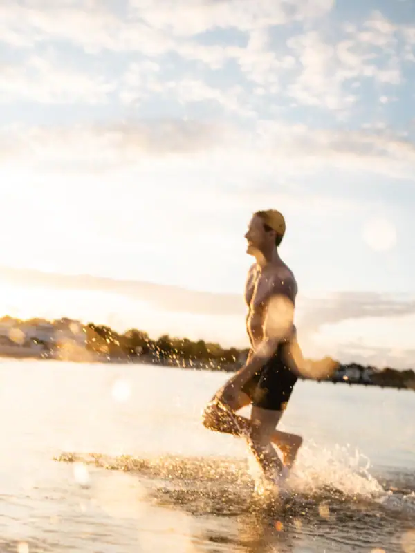 Ein Mann läuft im Wasser.