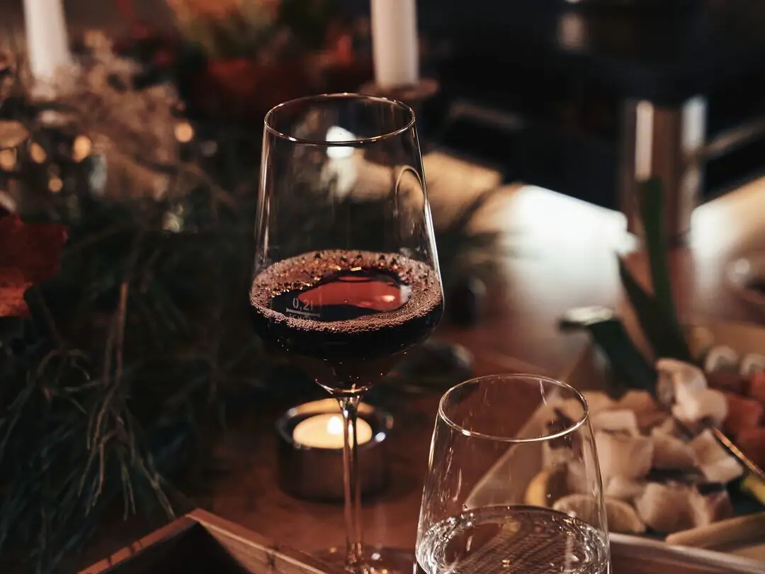 Ein Glas Wein auf einem Tisch.