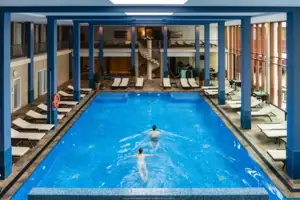 Innenpool Zwei Personen schwimmen in einem Schwimmbecken.