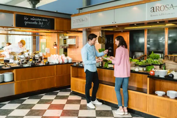 Buffet Ein Mann und eine Frau stehen vor einem Buffet