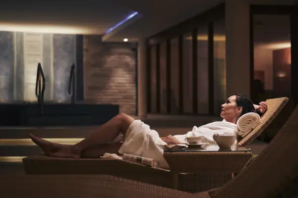 Wellnessbereich Gothisches Haus Eine Frau liegt auf einer Liege.