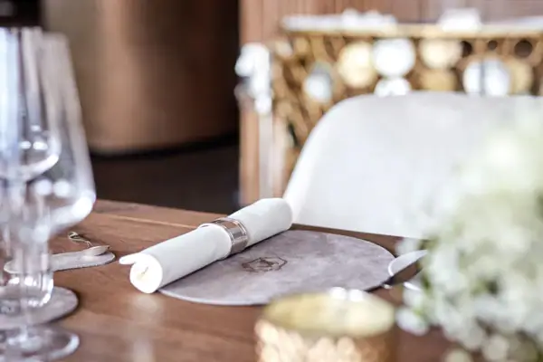 Ein Tisch mit einer Serviette darauf.