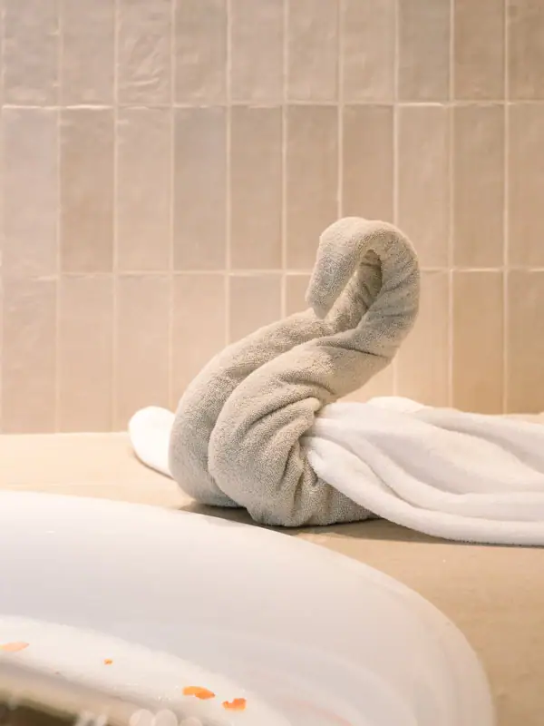 Handtuch in Form eines Schwans gefaltet