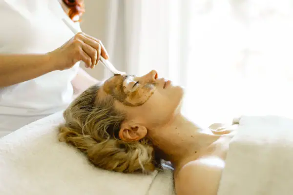 Gesichtsanwendung im SPA-ROSA Frau entspannt bei einer Gesichtsmaske während einer Behandlung im A-ROSA SPA Gardasee.