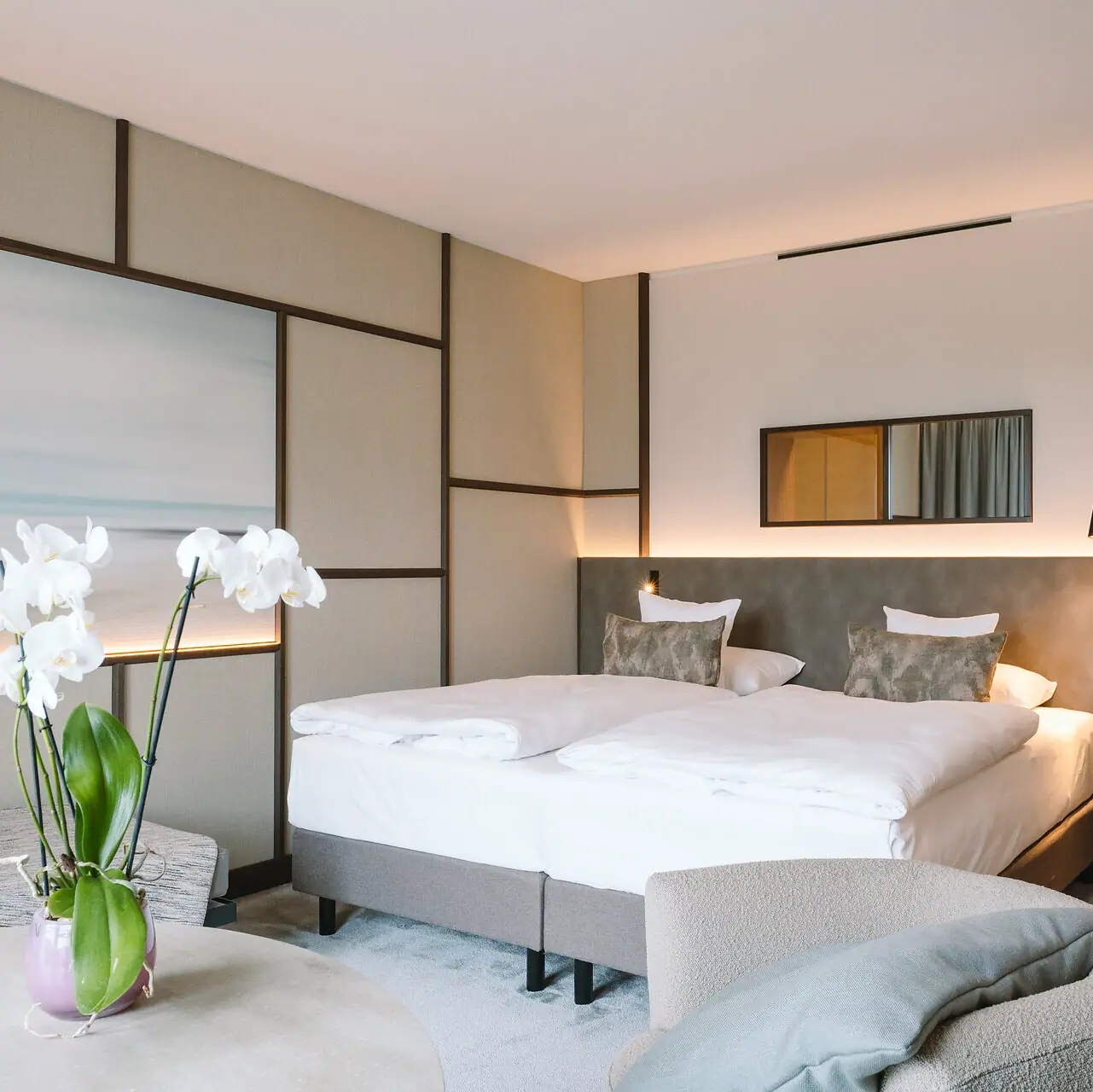 Ein Schlafzimmer mit einem Bett und einem Tisch.