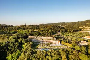 A-ROSA Hotel am Gardasee Ein Gebäude, umgeben von Bäumen.