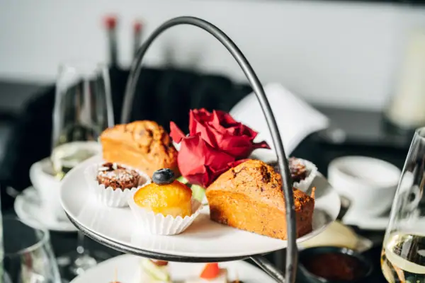Ein Teller mit Gebäck und einer Rose.