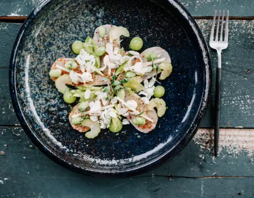Gastronomie auf Sylt Ein Teller mit Essen und einer Gabel.